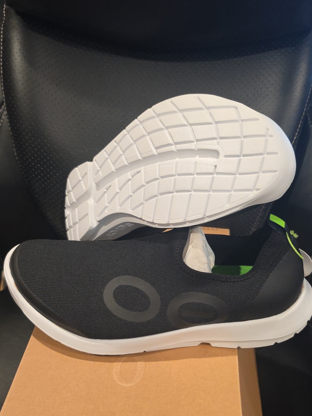 NEW in Box OOFOS OOMG Sport Men Slip On Shoes Sneakers US 14 Black/white